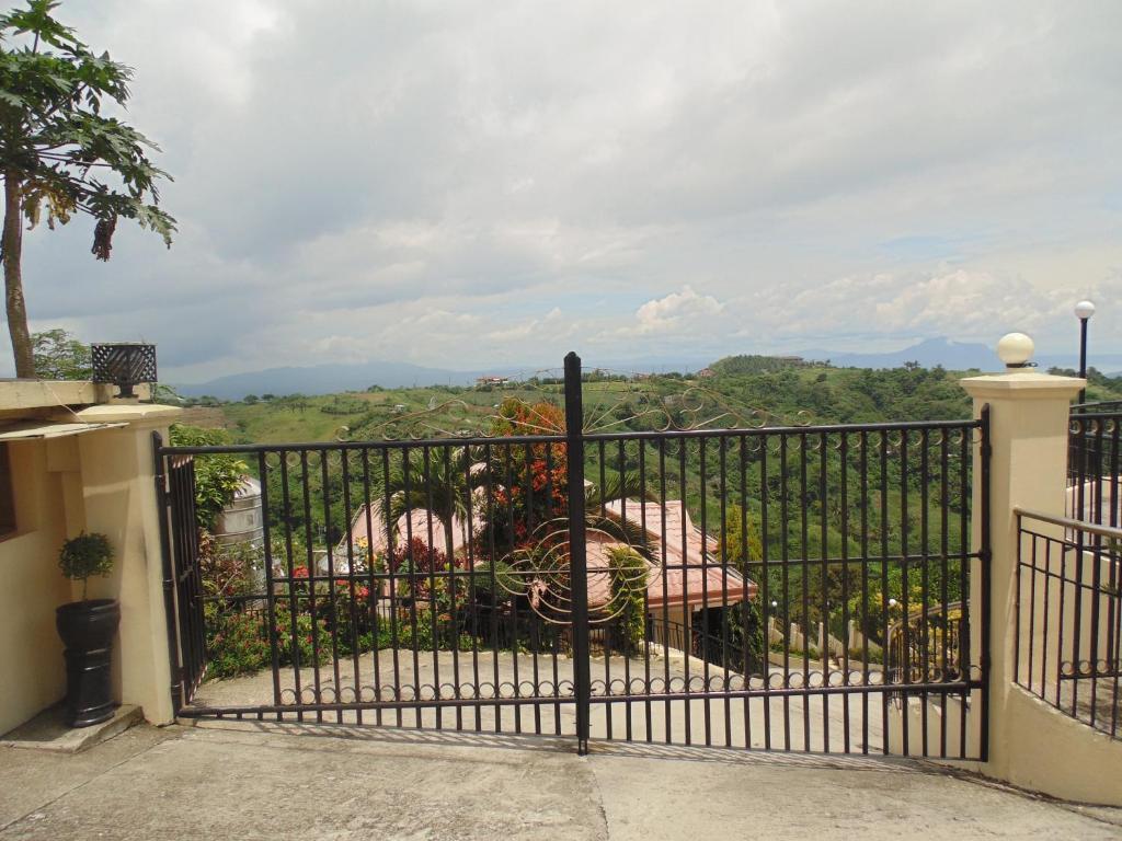 Royal Taal Inn Tagaytay City Bilik gambar